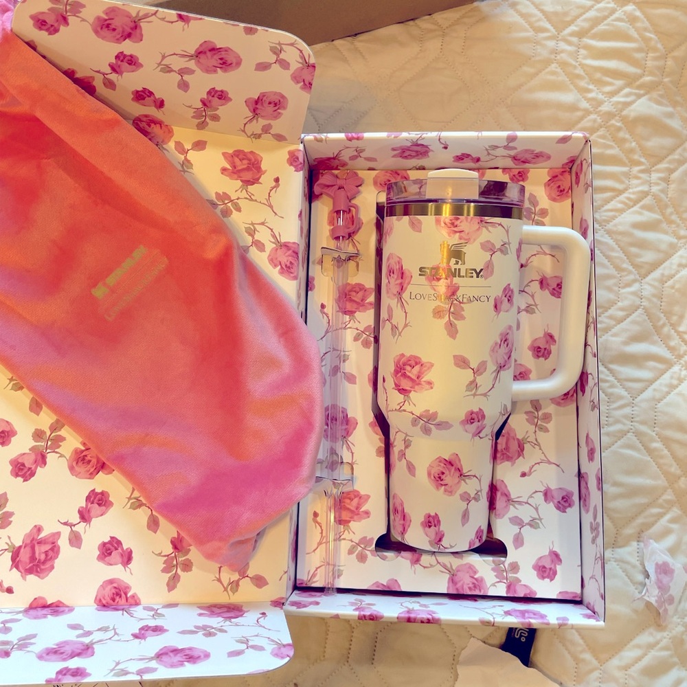 STANLEY X LOVESHACK FANCY 40oz Tumbler with bow topper